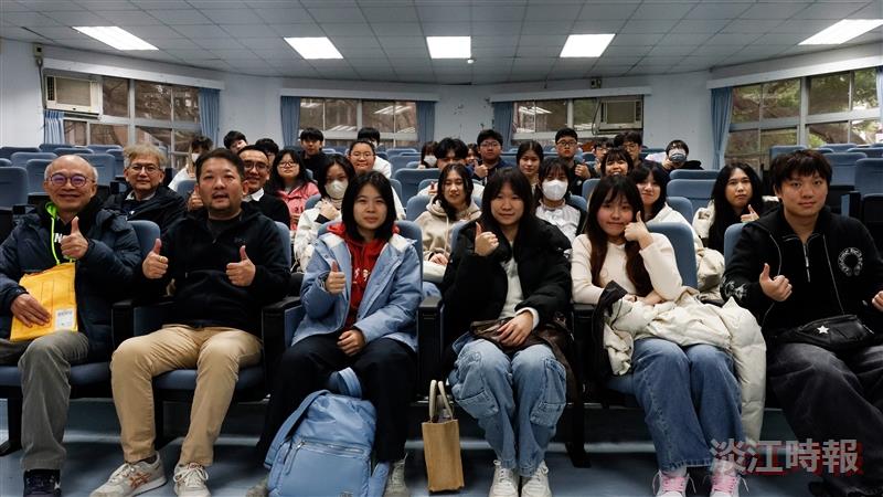 化學系1月28日舉辦化學營，參與教師與三民高中學生合影。（攝影／徐芷儀）