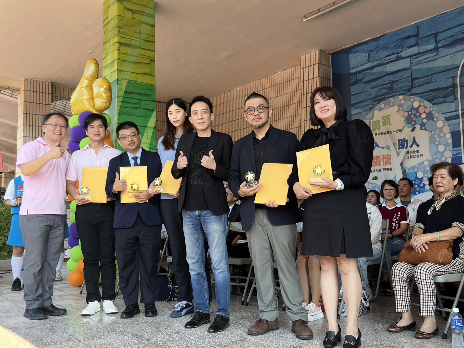 三民高中傑出校友林清華與其恩師黃明琇老師於校慶典禮合影