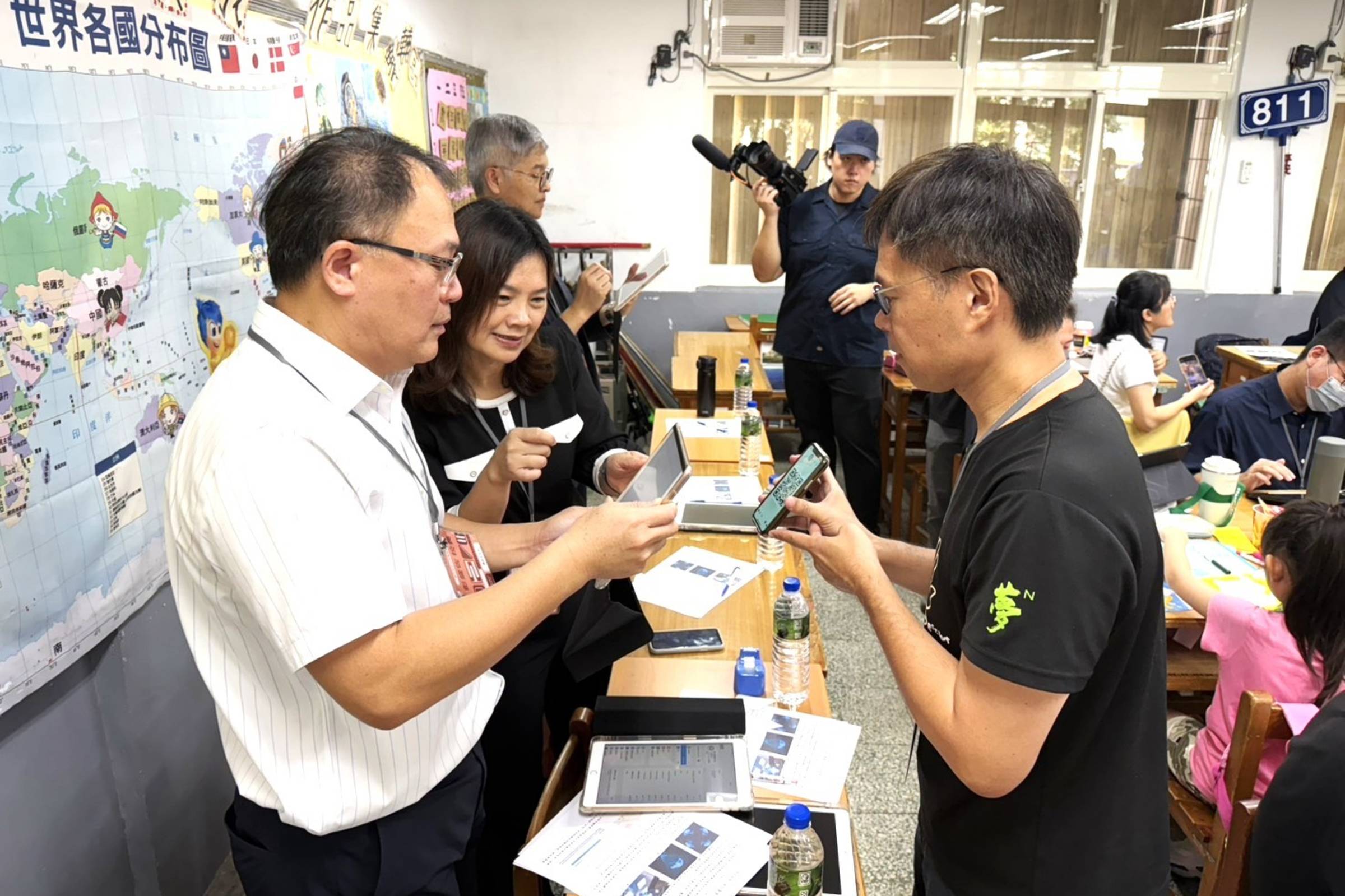 新北市教育局長與參與教師合影留念