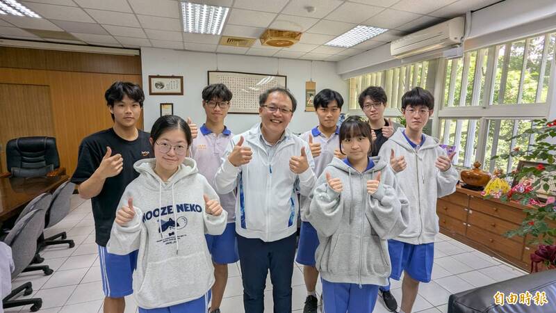 繁星入學放榜，三民高中校長彭盛佐（中）肯定師生全力以赴。（記者翁聿煌攝）