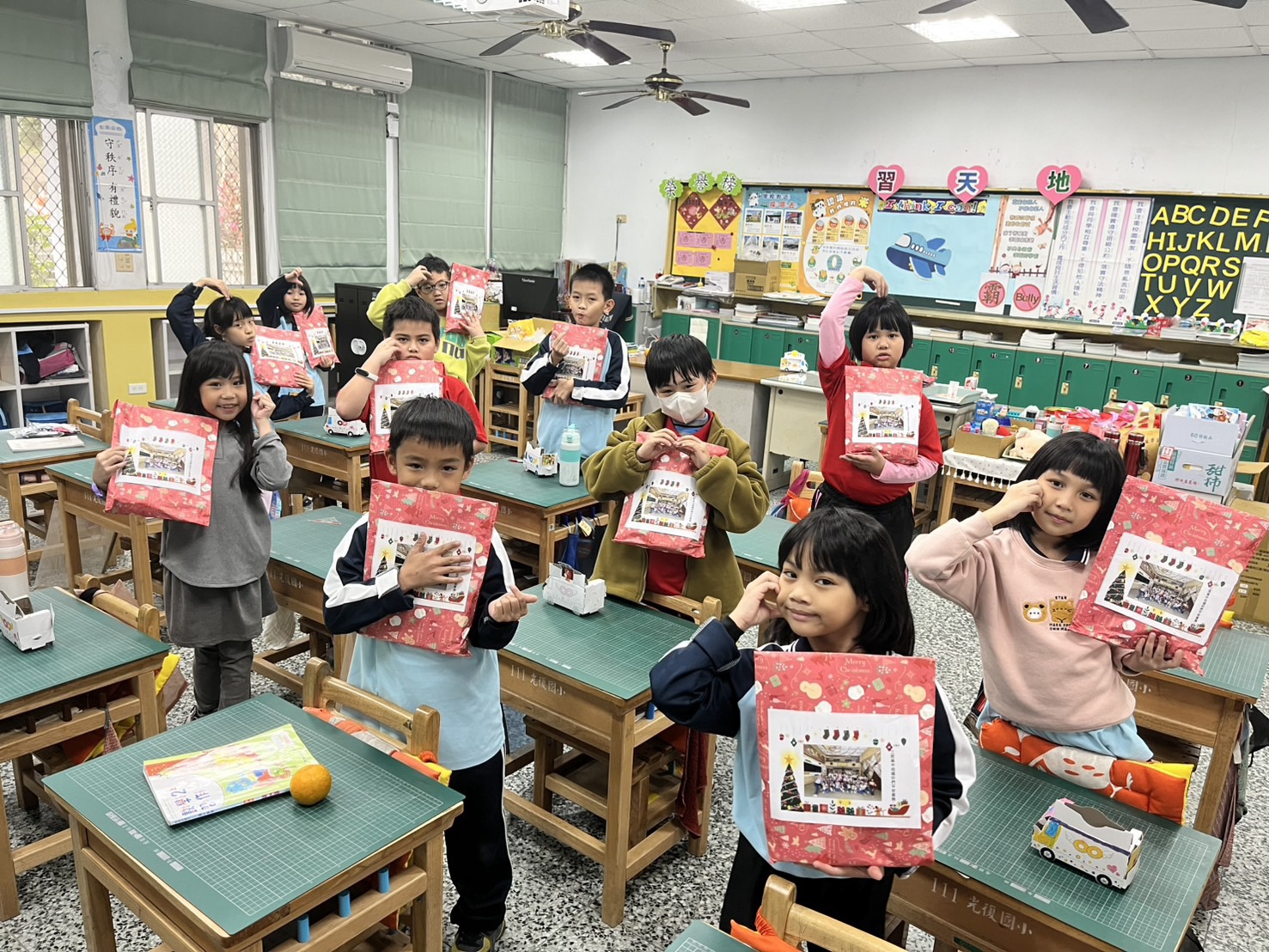 新北三民高中師生舉辦歲末送暖活動大合照